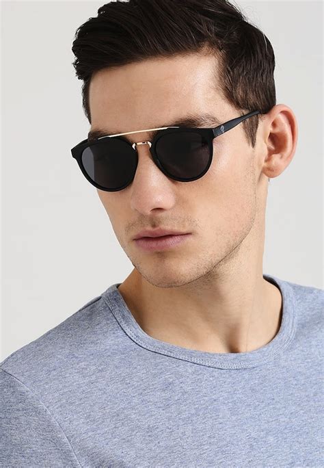 Lunettes de soleil de luxe pour homme .